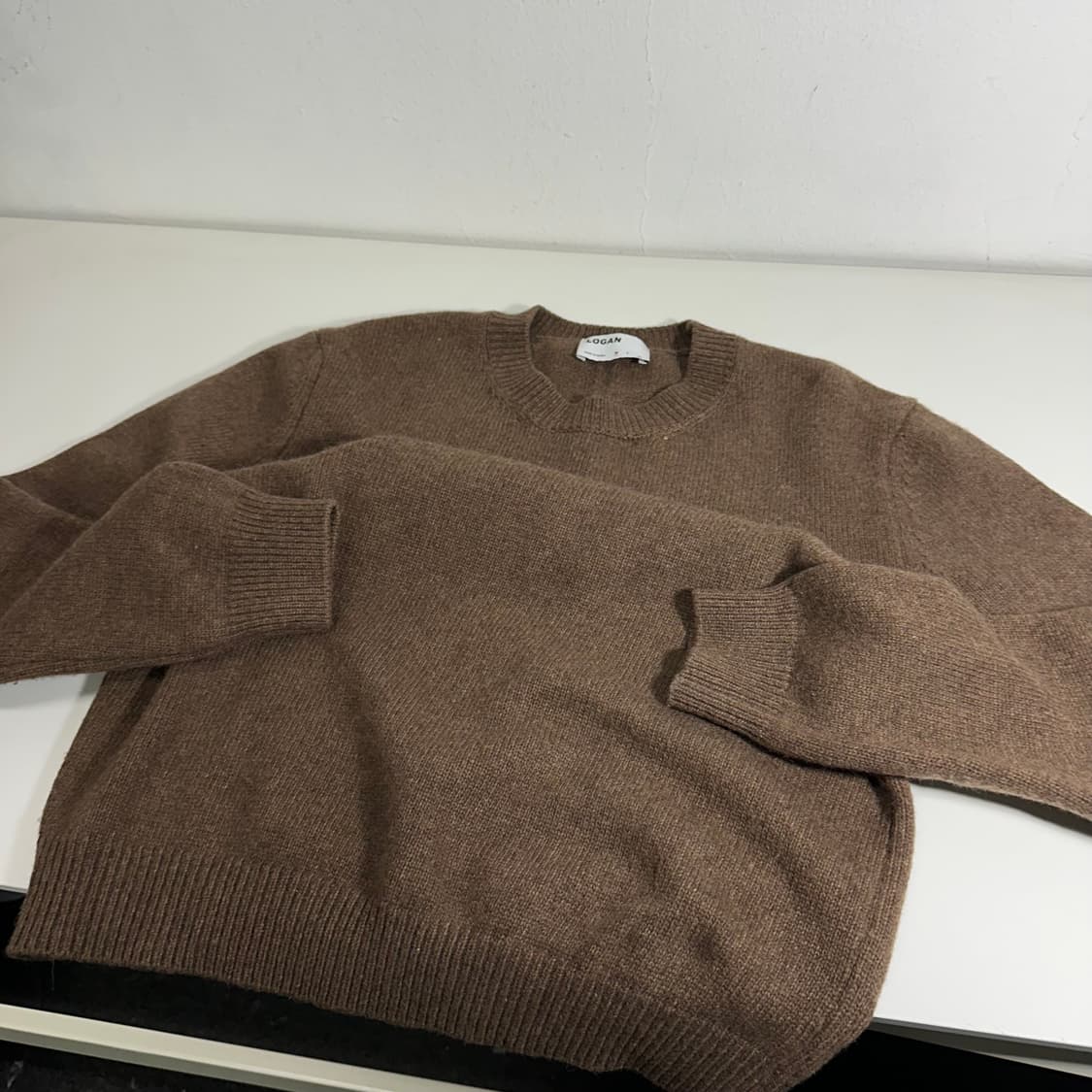 M 로건 브라운 라운드니트 상품이미지1