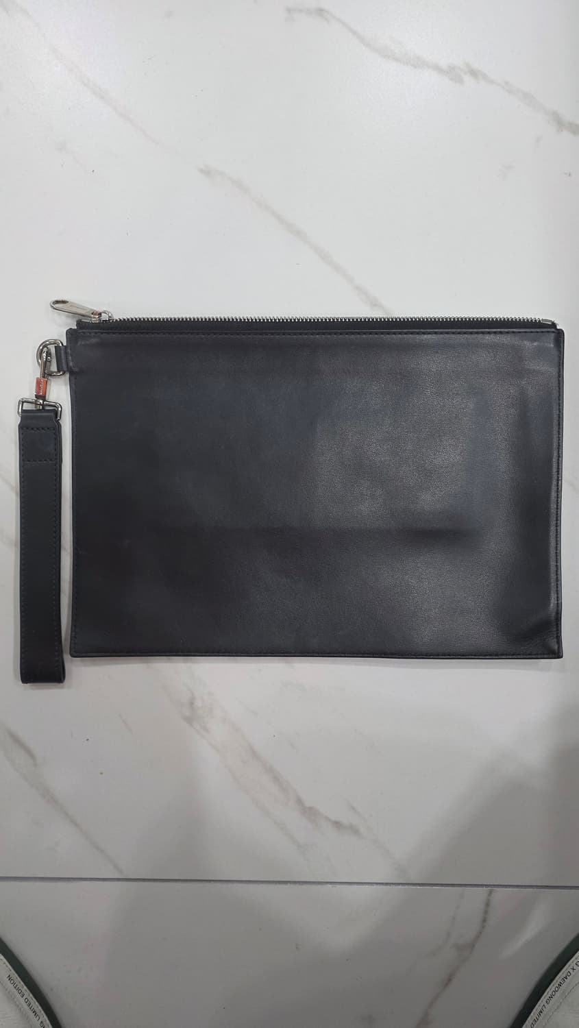 버버리 런던 잉글랜드 로고 프린트 레더 클러치 상품이미지2