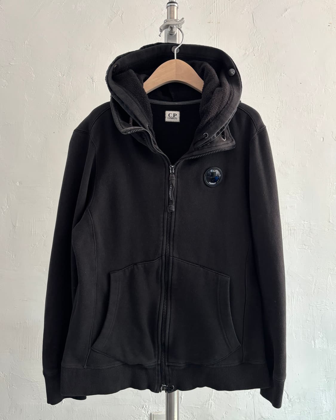 C.P. Company 씨피컴퍼니 블랙 컬러 렌즈 와펜 후드 집업 상품이미지1