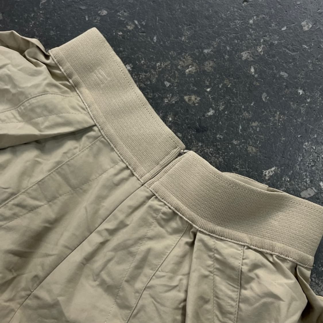 한섬 시스템 22SS 나일론 플레어 스커트  상품이미지5