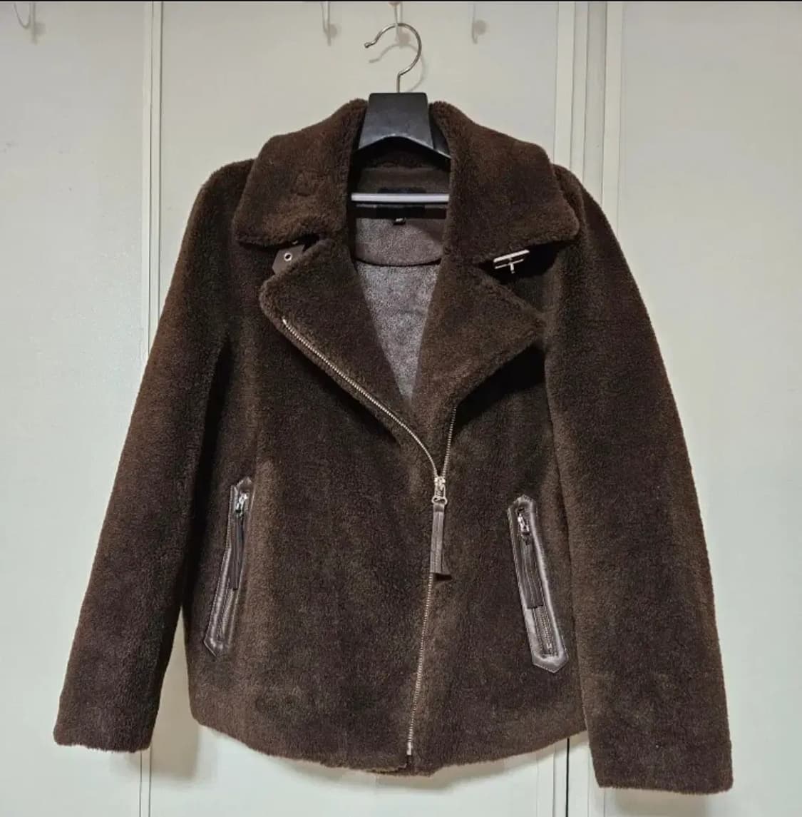 새상품급) 카시바디 양모 100 양가죽 무스탕 자켓 판매합니다 상품이미지4