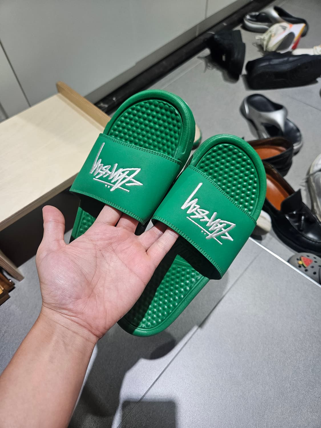 나이키 x 스투시 베나시 슬라이드 파인 그린나이키와 스투시 콜라보 슬리퍼 상품이미지1