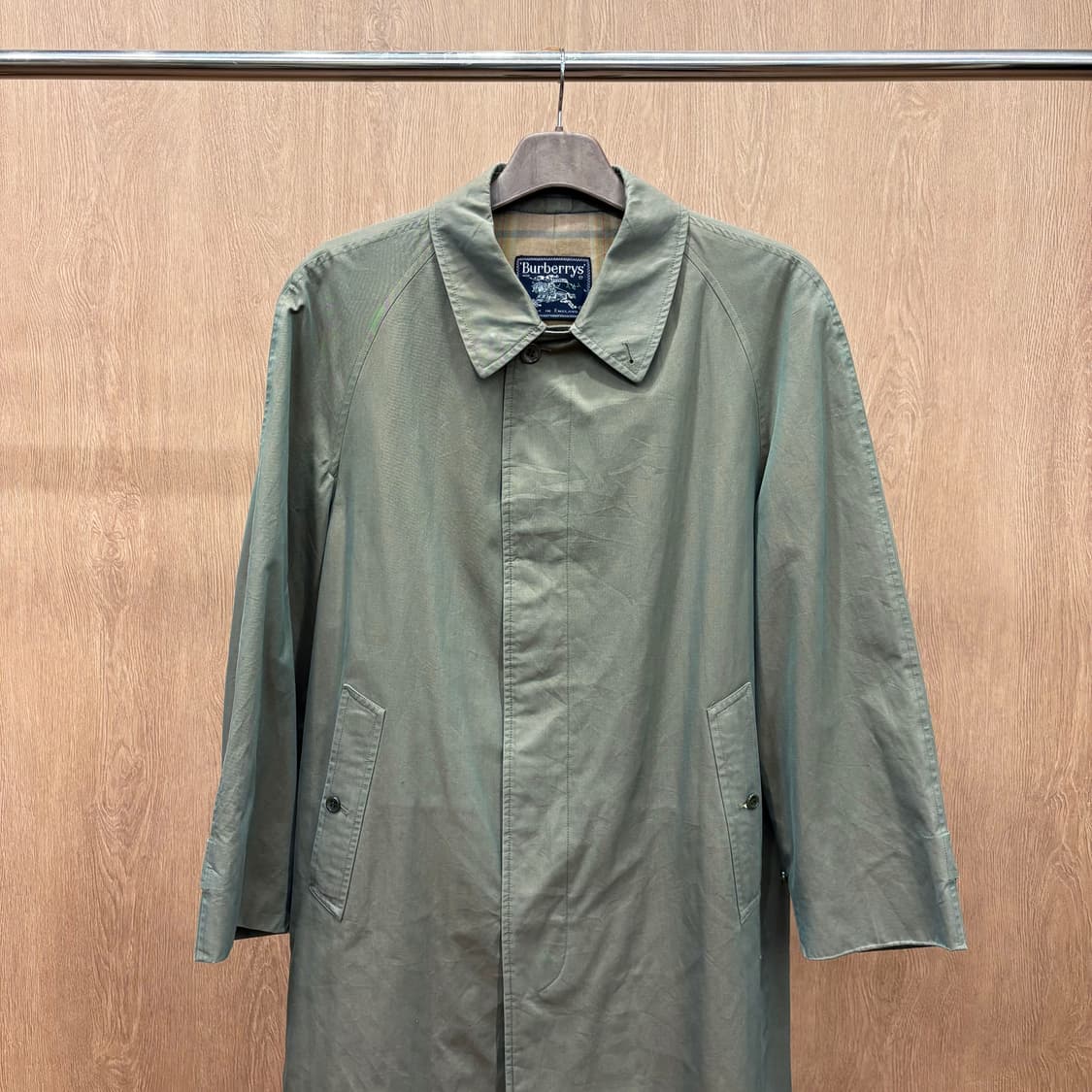 버버리 클래식 싱글 코트 안감 체크 라이닝 사이드 플랩 포켓 디테일 카키 상품이미지4