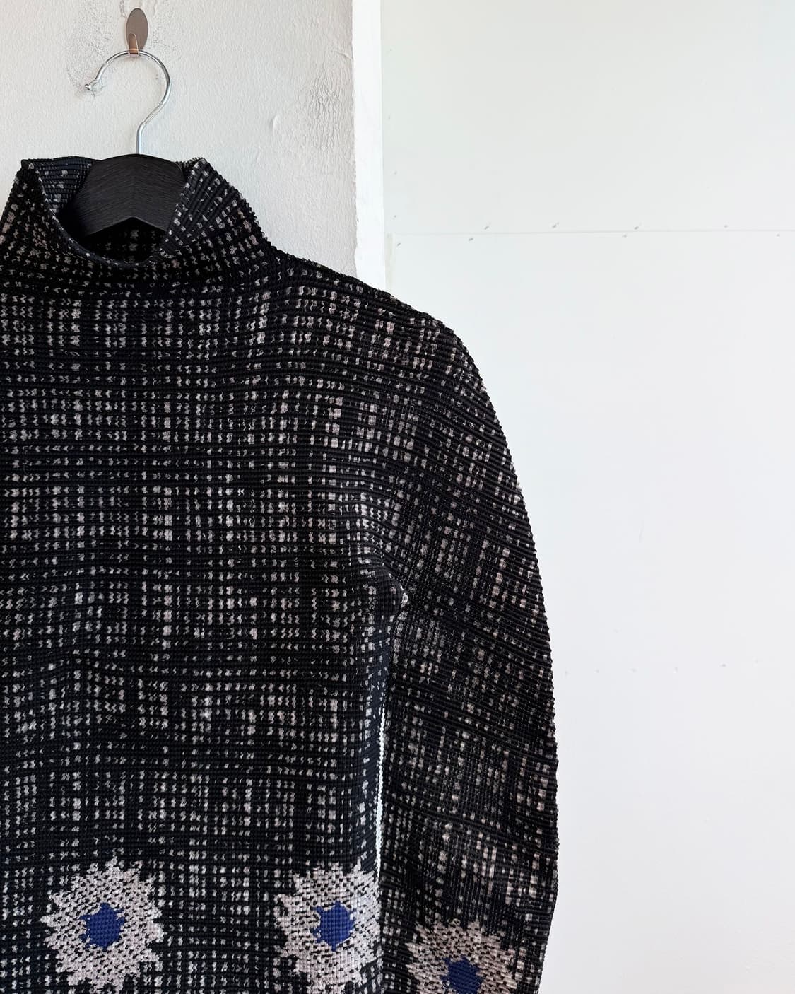 이세이미야케 미 블랙 플로랄 터틀넥 롱슬리브 상품이미지5