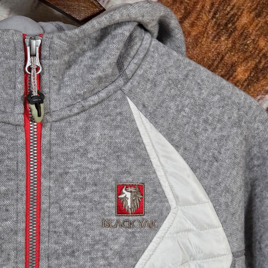 블랙야크 화이트 누빔 그레이 배색 후드집업 상품이미지2