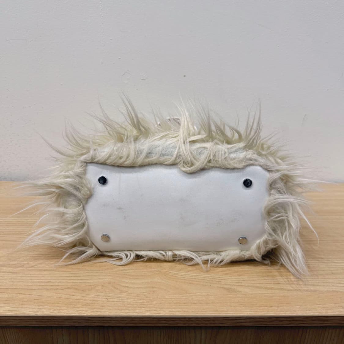 디젤 미니 토트 숄더백 퍼 텍스처 더블핸들 지퍼 디테일 아이보리 상품이미지5