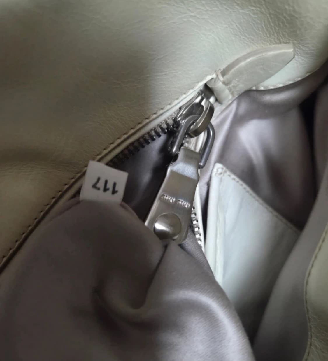 Miumiu 크림 아이보리 사첼백 도트백 상품이미지5