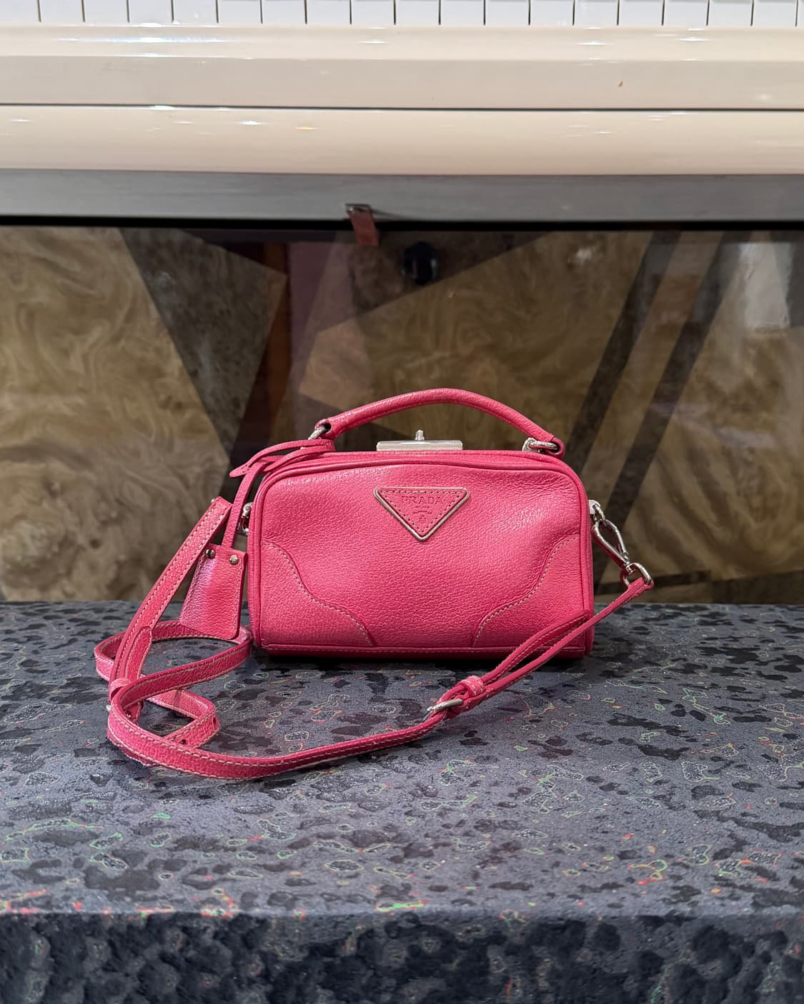 프라다 핑크 레더 미니 크로스바디 백 상품이미지1