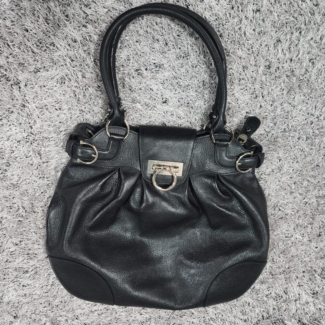 페라가모 은장 간치니로고 숄더백 상품이미지1