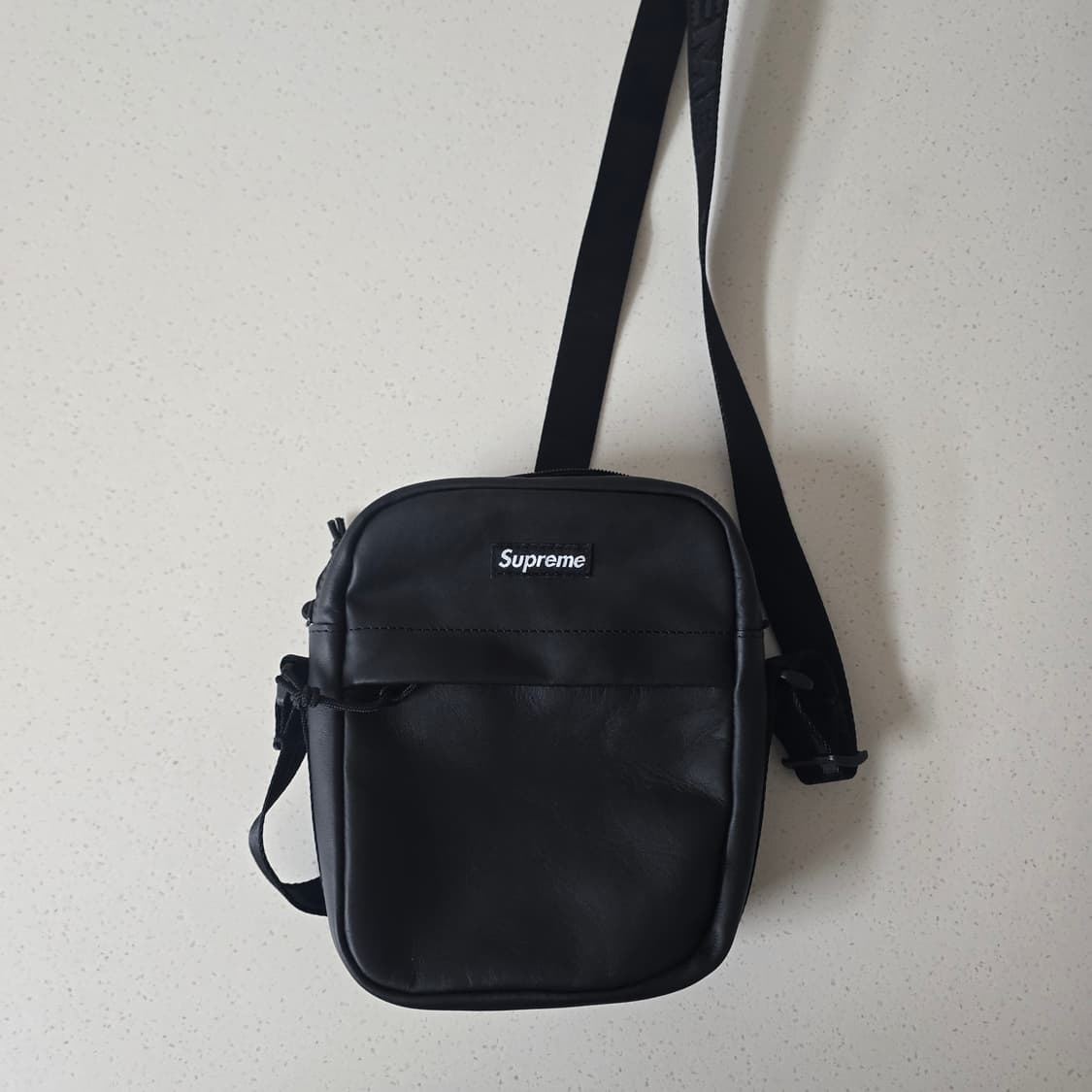 23fw 슈프림 레더 숄더백 블랙 상품이미지1