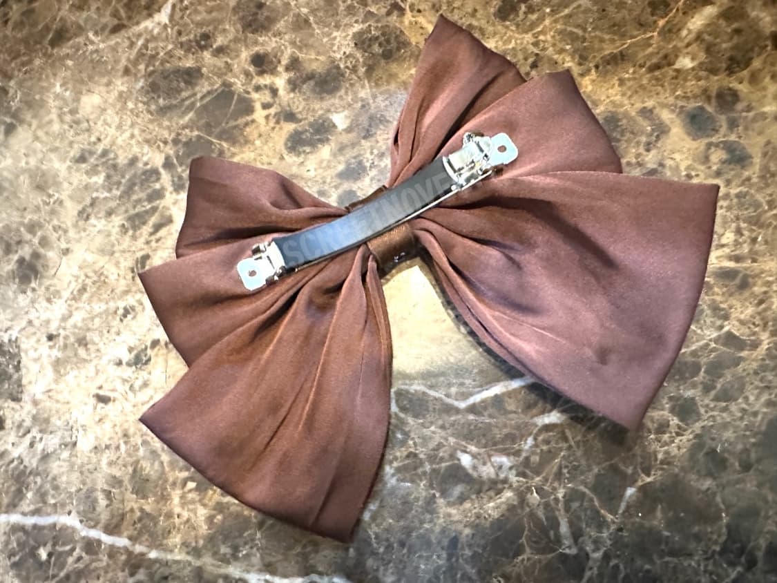 프라다 화이트 로고  헤어핀 브라운 상품이미지7