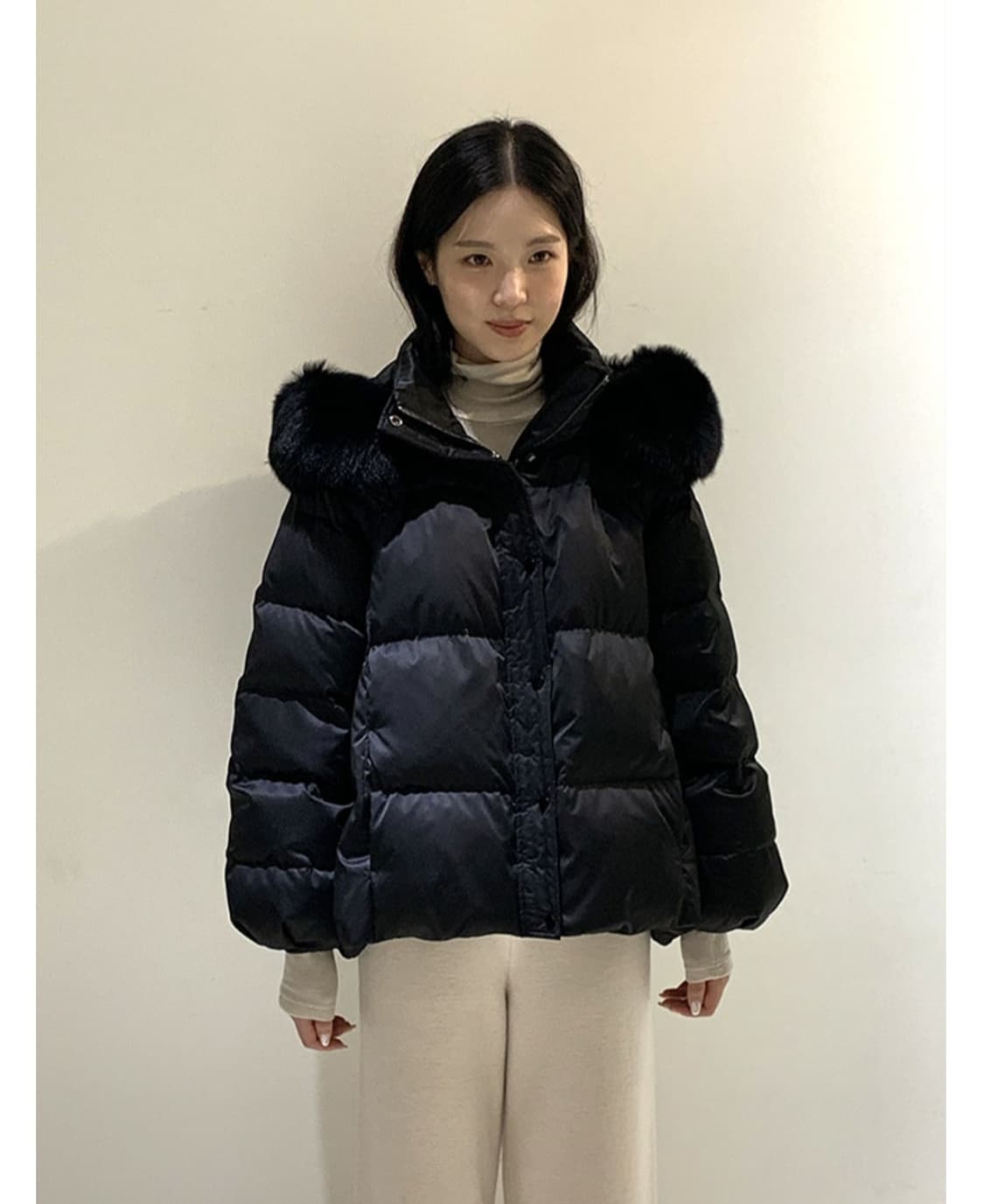 새상품) 어라운드율 안젤리나 구스 패딩 블랙 컬러 A라인 폭스퍼 상품이미지1