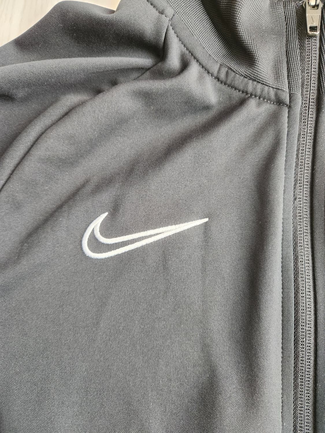 나이키 드라이핏 집업져지사이즈xl

오염 하자없이 깨끗해요^^

세탁해뒀 상품이미지3