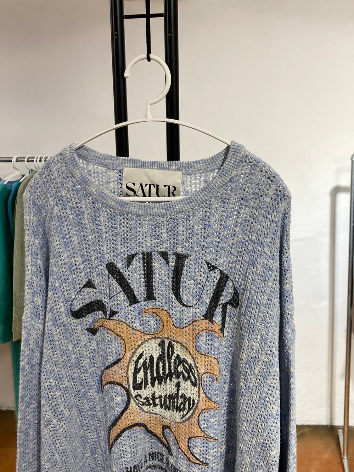 세터(SATUR) 로고 자수 네트 니트 상품이미지6