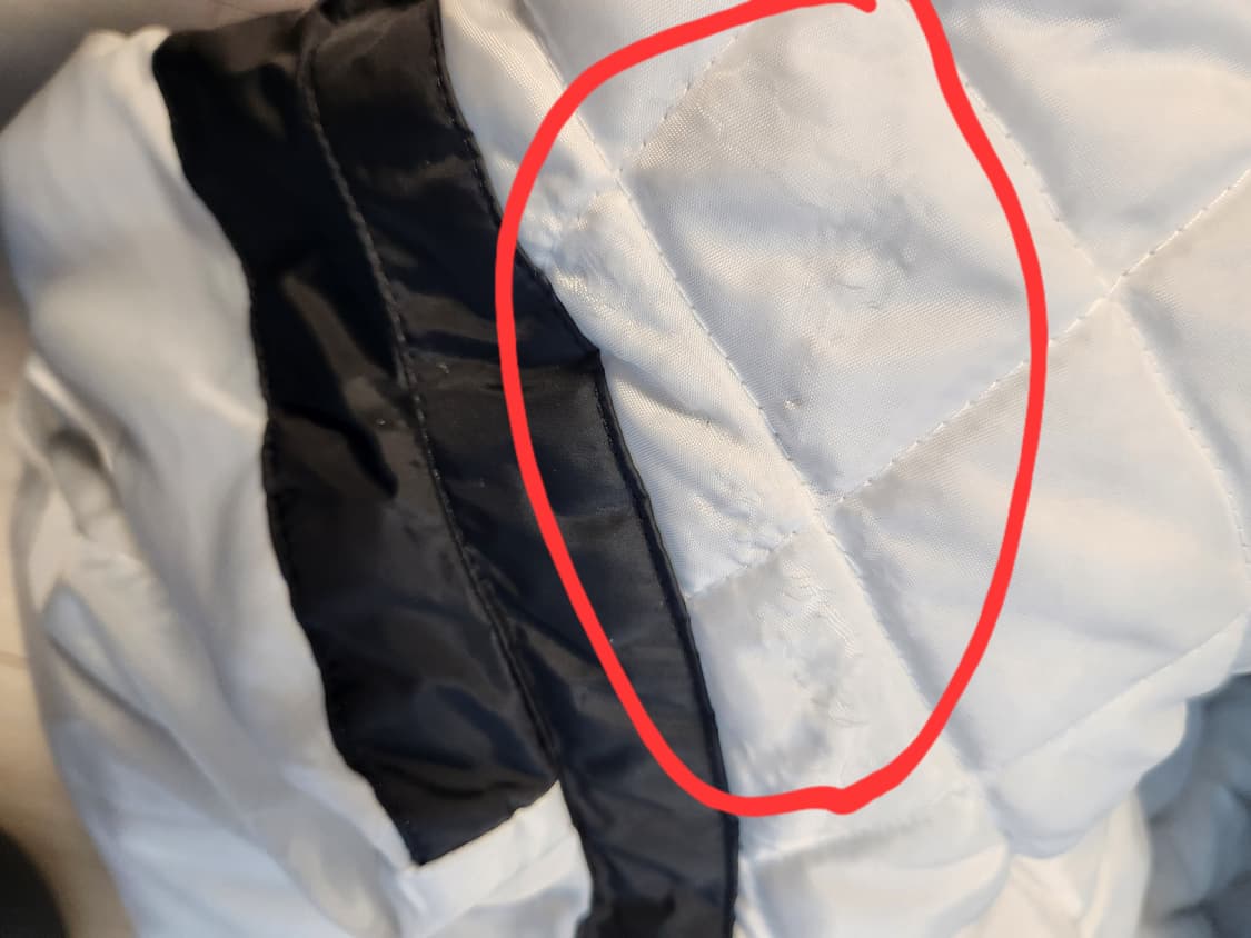 아디다스 여성 덕다운 패딩 자켓 사이즈M

외관상태는 하지오염 없이 깨끗 상품이미지10