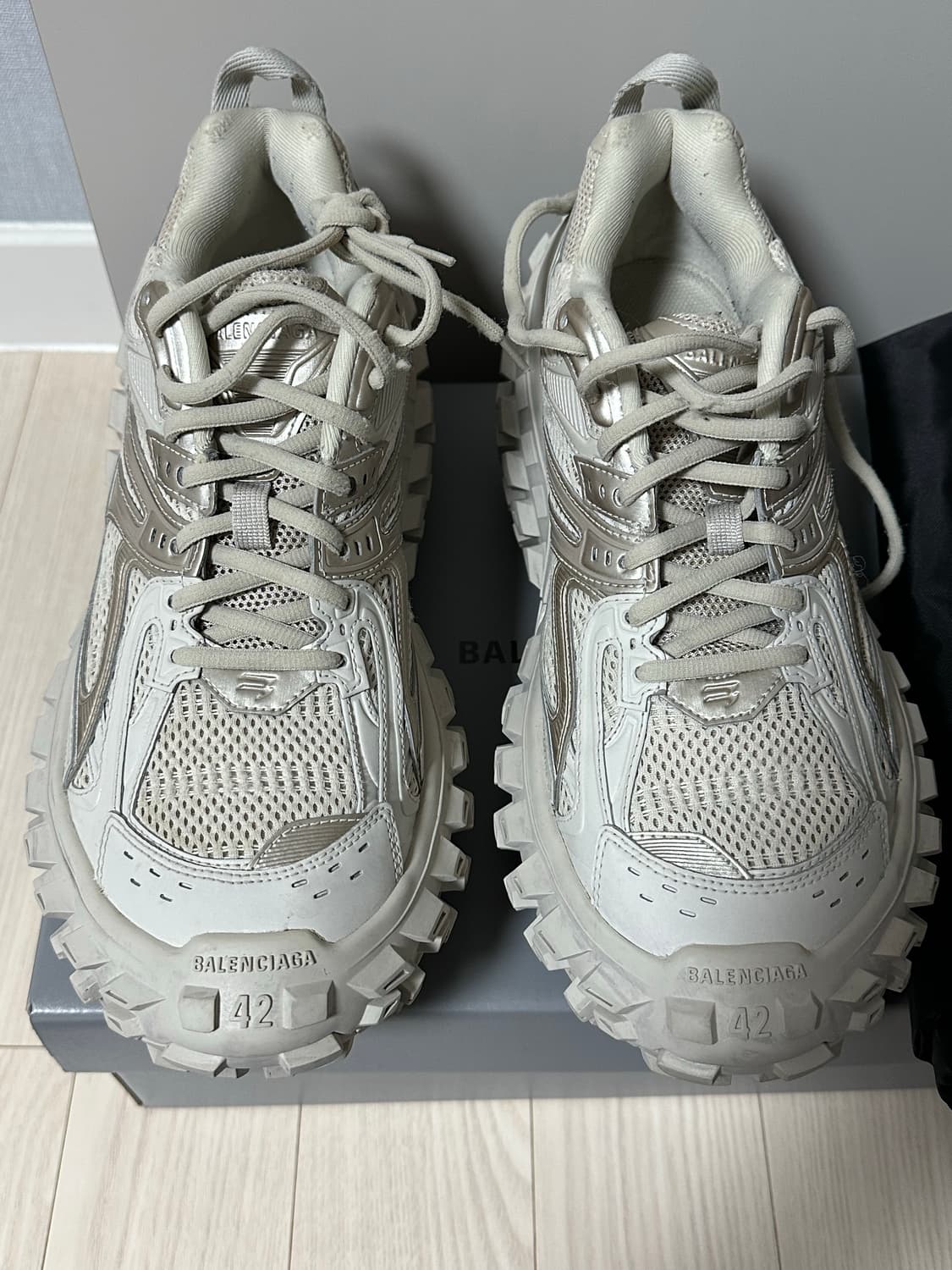 발렌시아가 디펜더 42 상품이미지2