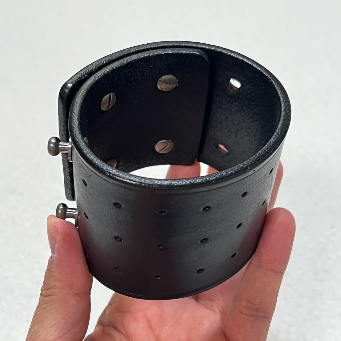 릭오웬스 14FW "MOODY" 레더 커프 스터드 팔찌 블랙 상품이미지6