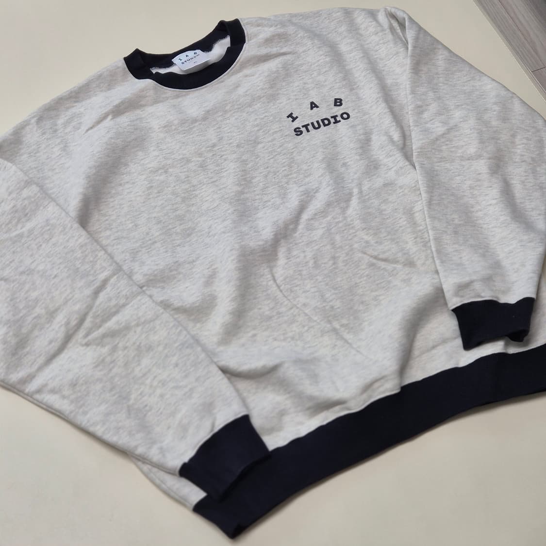 아이앱스튜디오 맨투맨 스웨트셔츠 오트밀 네이비 XL 상품이미지1