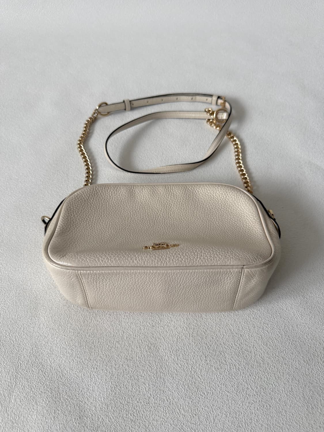 코치(COACH) 레더 체인 크로스백 상품이미지3