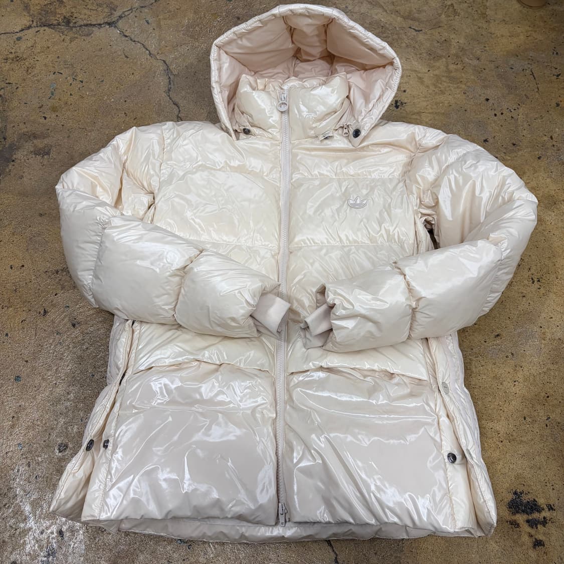 아디다스 크림 화이트 유광 패딩  상품이미지2