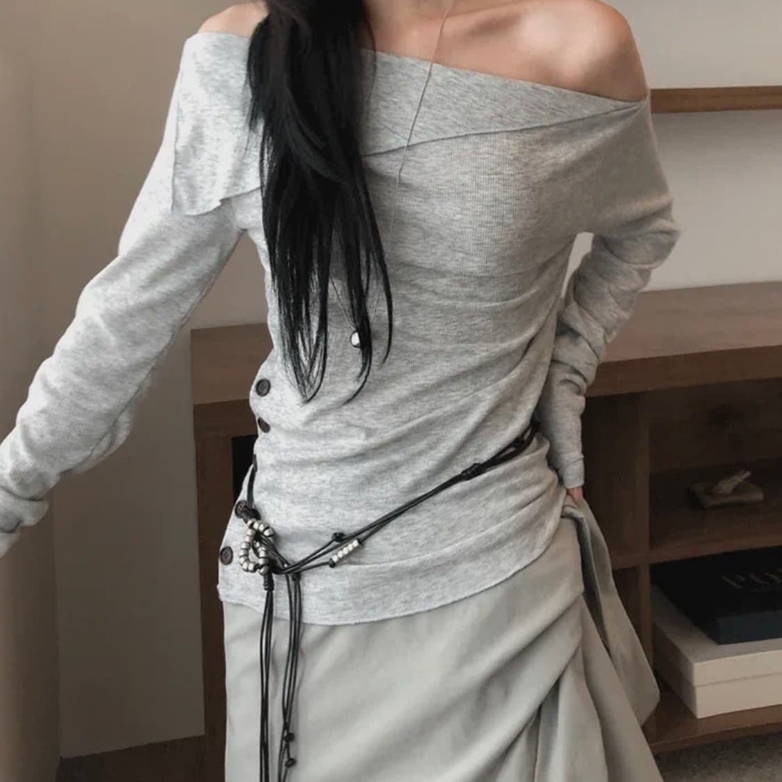 투웨이 오프숄더 언발 단추 티셔츠 상품이미지3