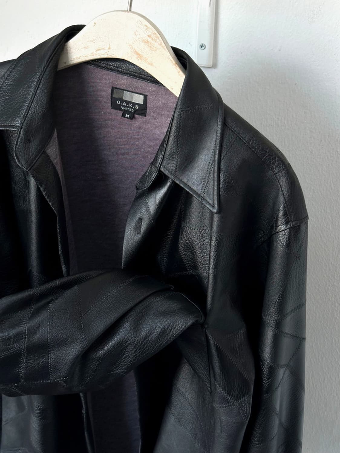 Fake leather irregular panel design shir 상품이미지2