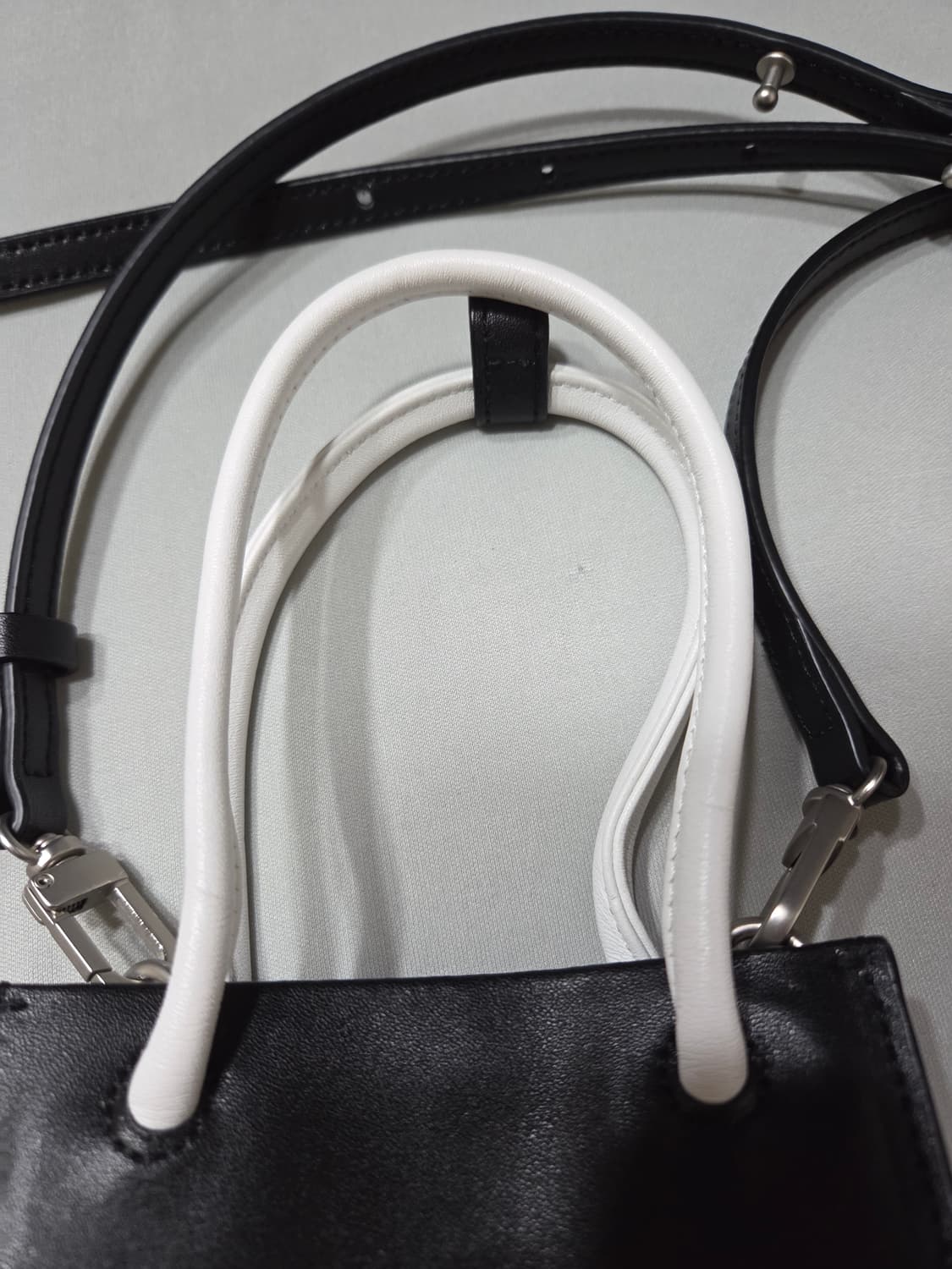 아더에러 스몰 쇼퍼백 느와르 (가죽) 상품이미지4