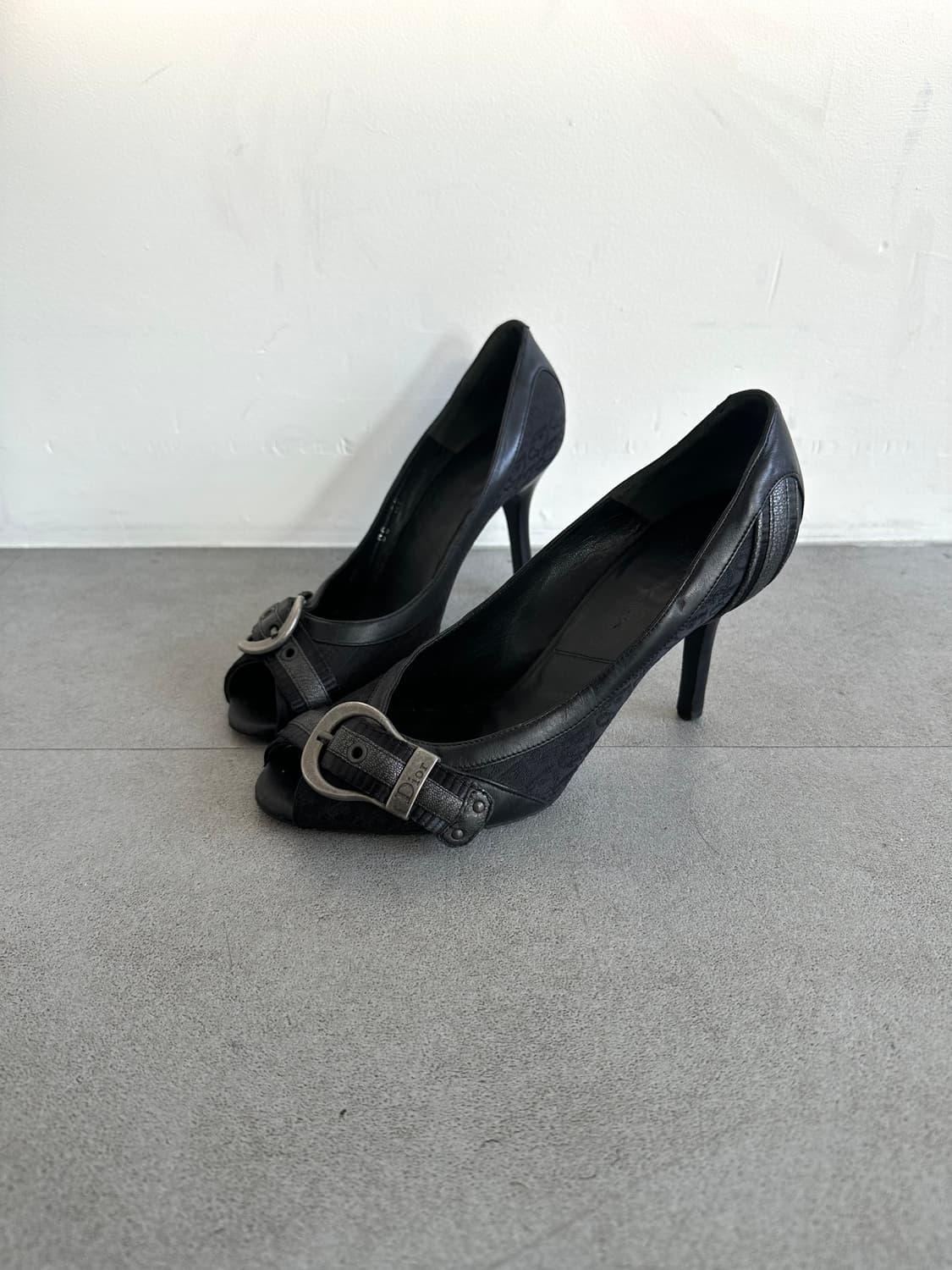 디올 존갈리아노 블랙 오블리크 버클 힐 상품이미지1