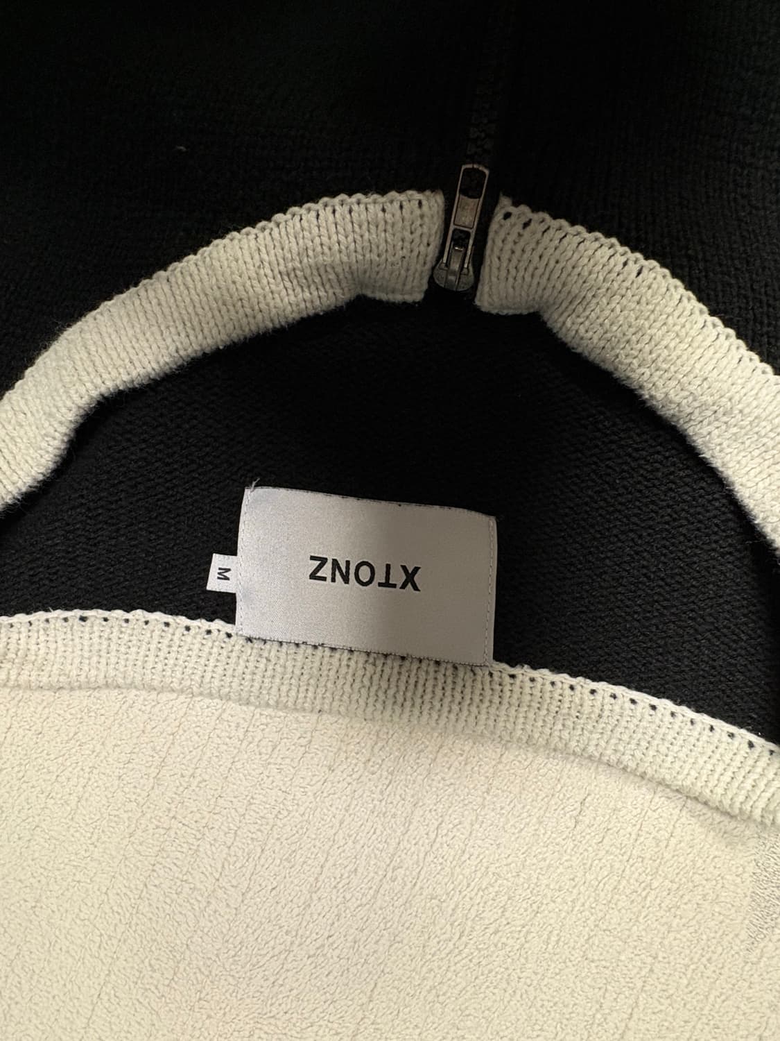 엑스톤즈 XTKO40 스포티 라운드 니트 집업 (BLACK) 상품이미지4