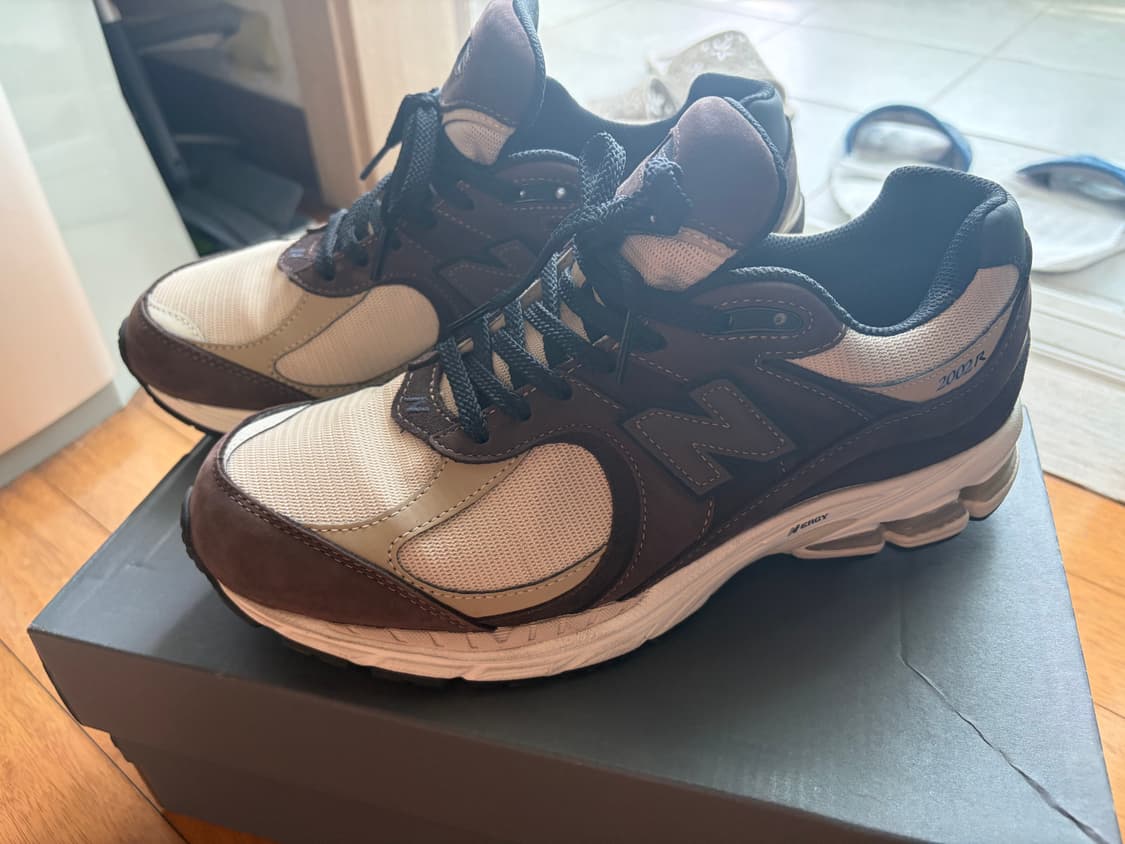 뉴발란스 2002R 고어텍스 270 상품이미지1