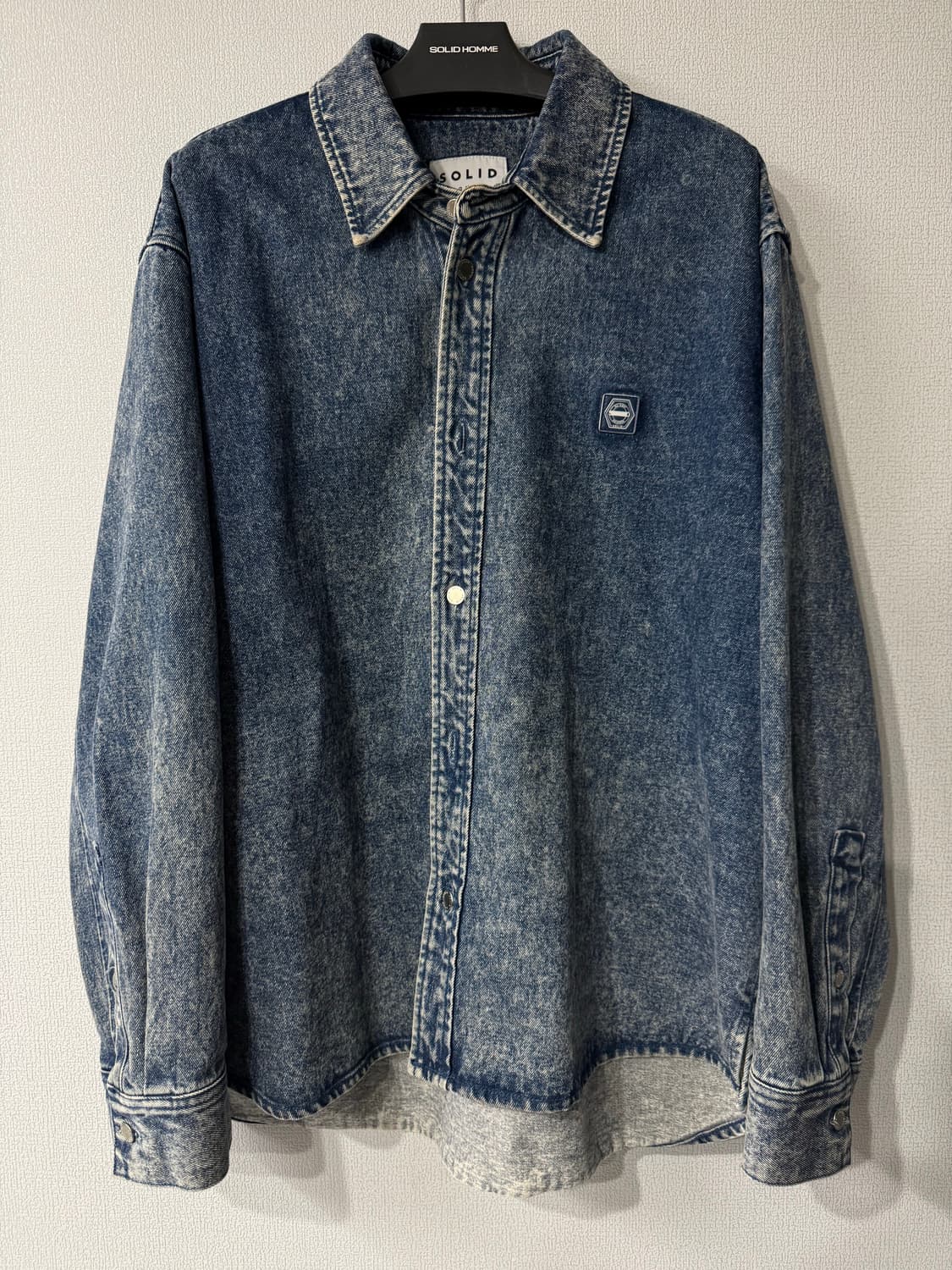 [50] 솔리드옴므 백로고 워싱 데님셔츠 자켓 블루 상품이미지1