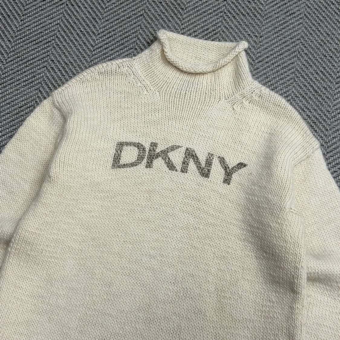 dkny 프린팅 터틀넥 니트 v4332 상품이미지3