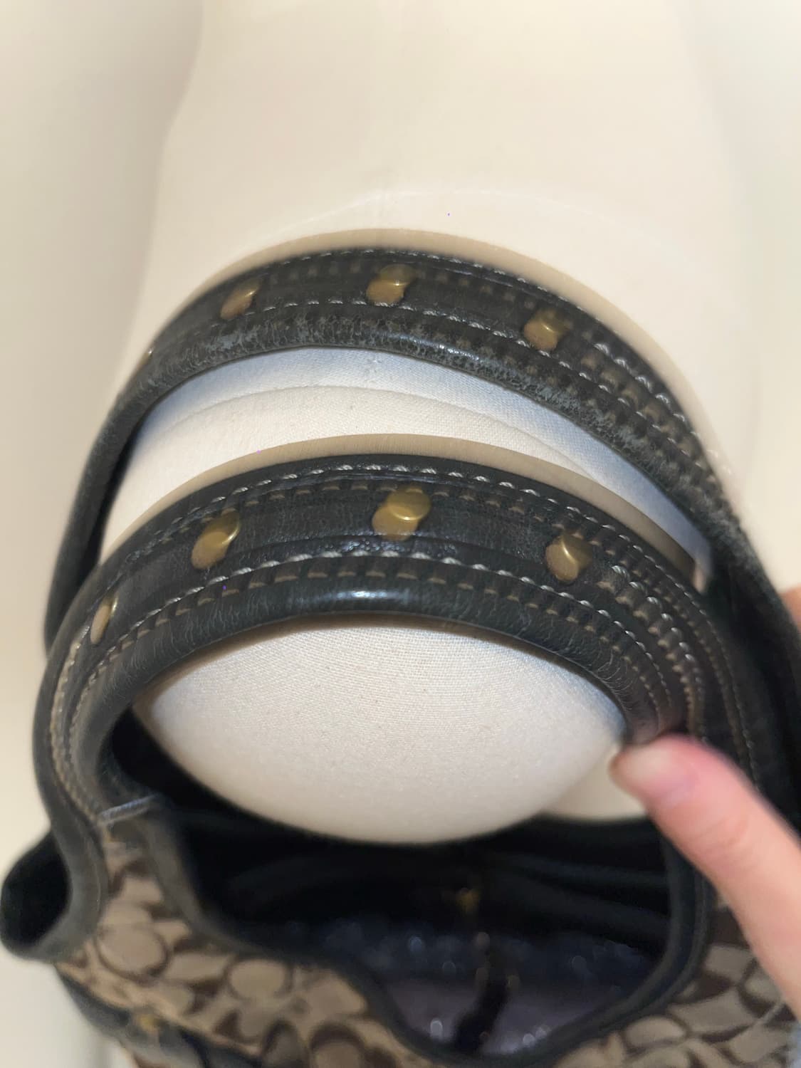 Coach Beige & Black Shoulder Bag 상품이미지3