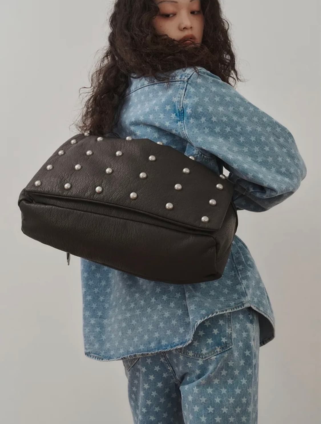 FREAKY STUD LEATHER MESSENGER BAG, DARK 상품이미지1