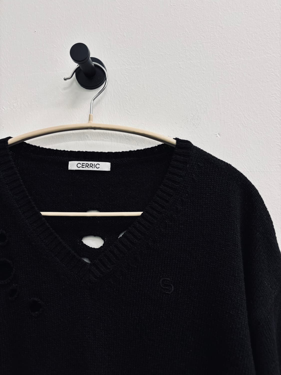 세릭 CERRIC 펀칭 데미지 브이넥 니트 상품이미지2