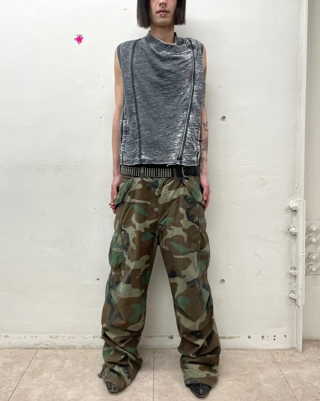 asymmetric gray-washed vest 상품이미지4