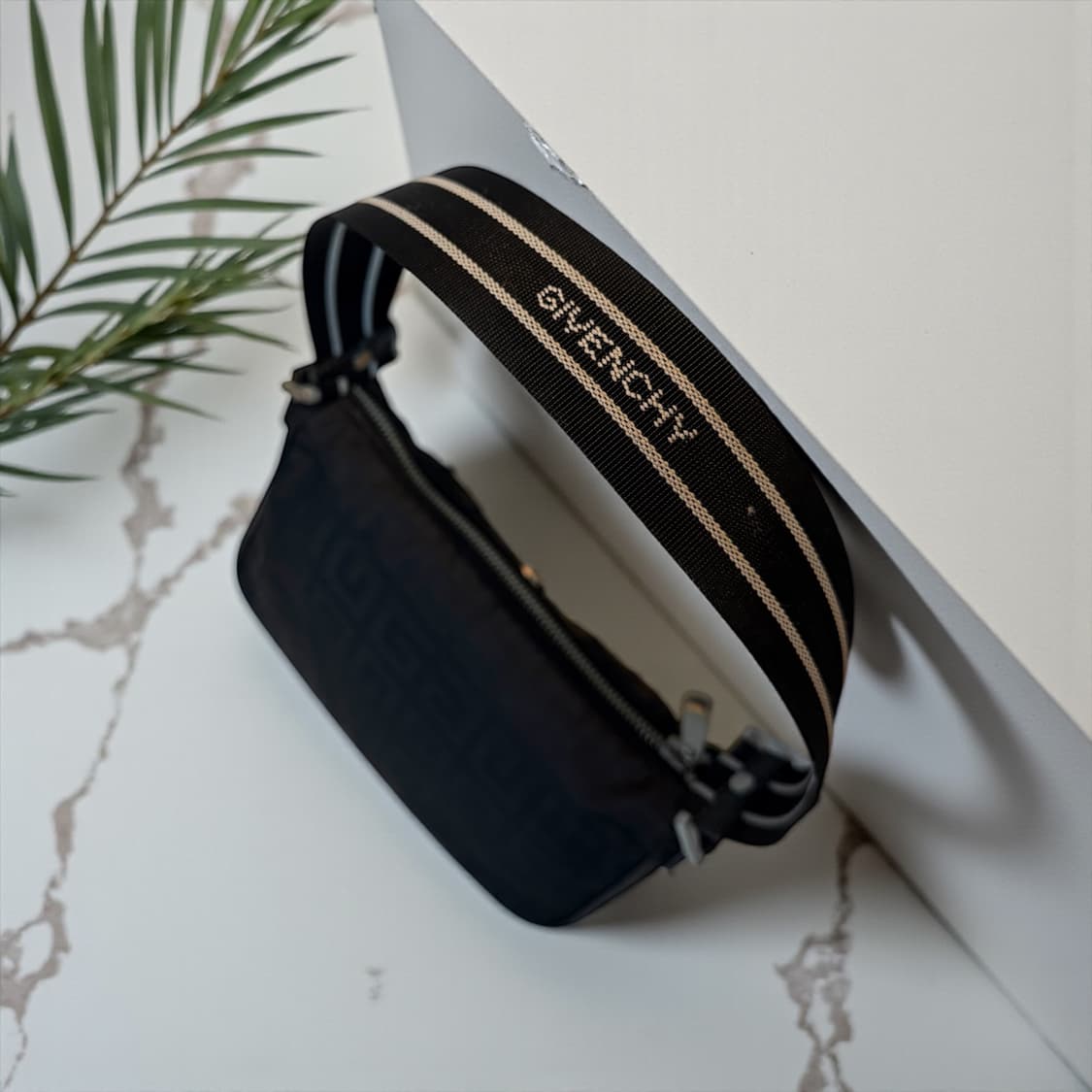 지방시 모노그램 나일론 버클 미니백 상품이미지6