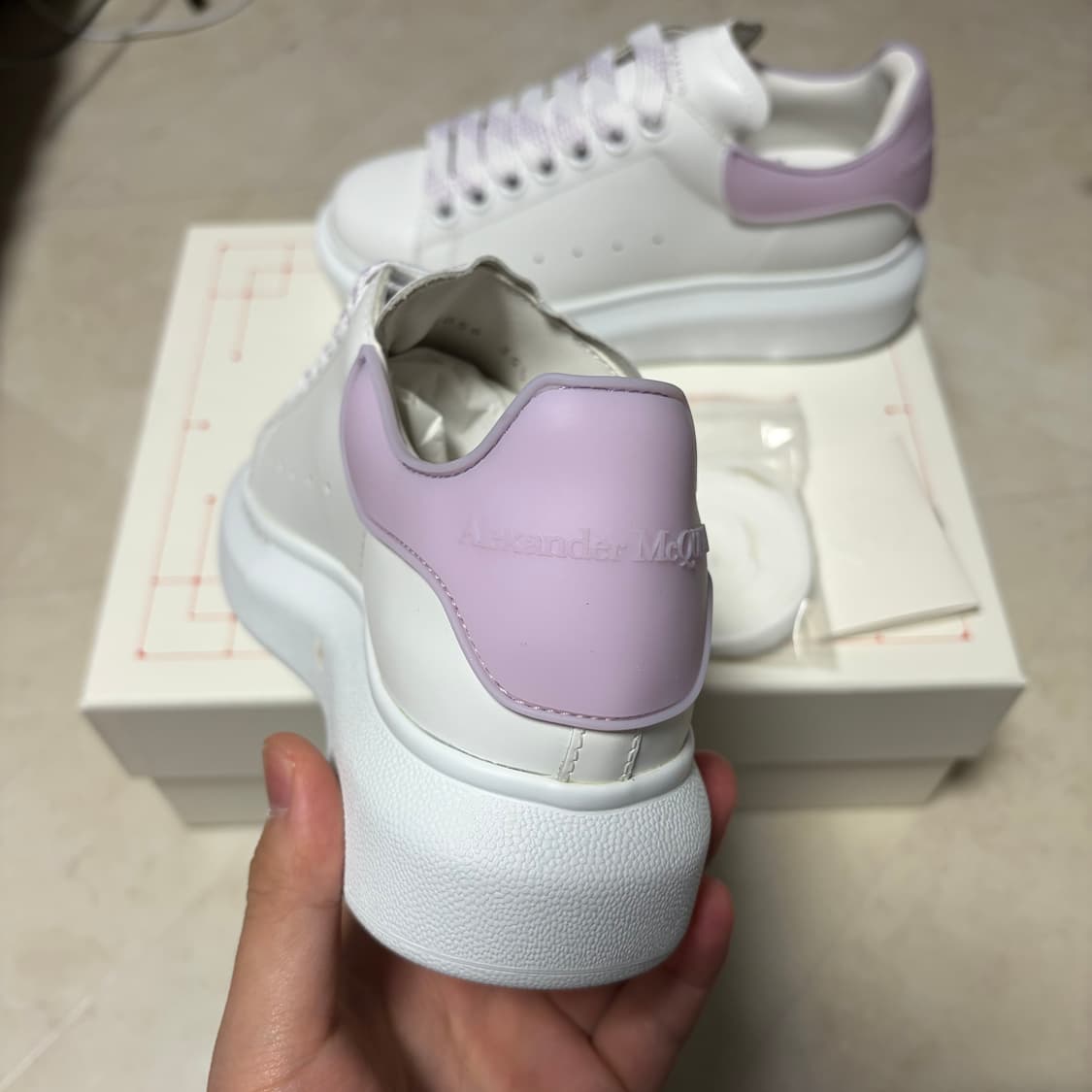 새상품(225)알렉산더맥퀸 오버솔 스니커즈 라일락 상품이미지3