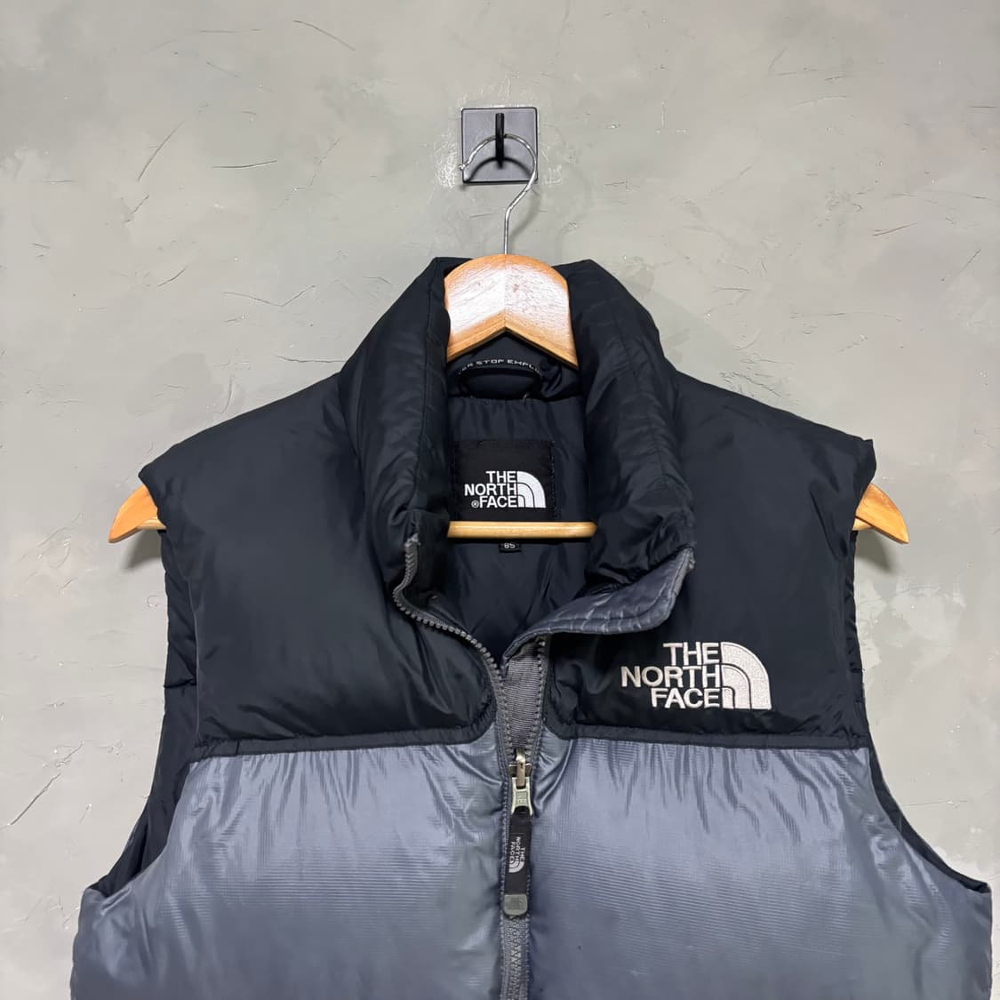 노스페이스 눕시 700 구스다운 패딩 조끼 그레이 상품이미지2