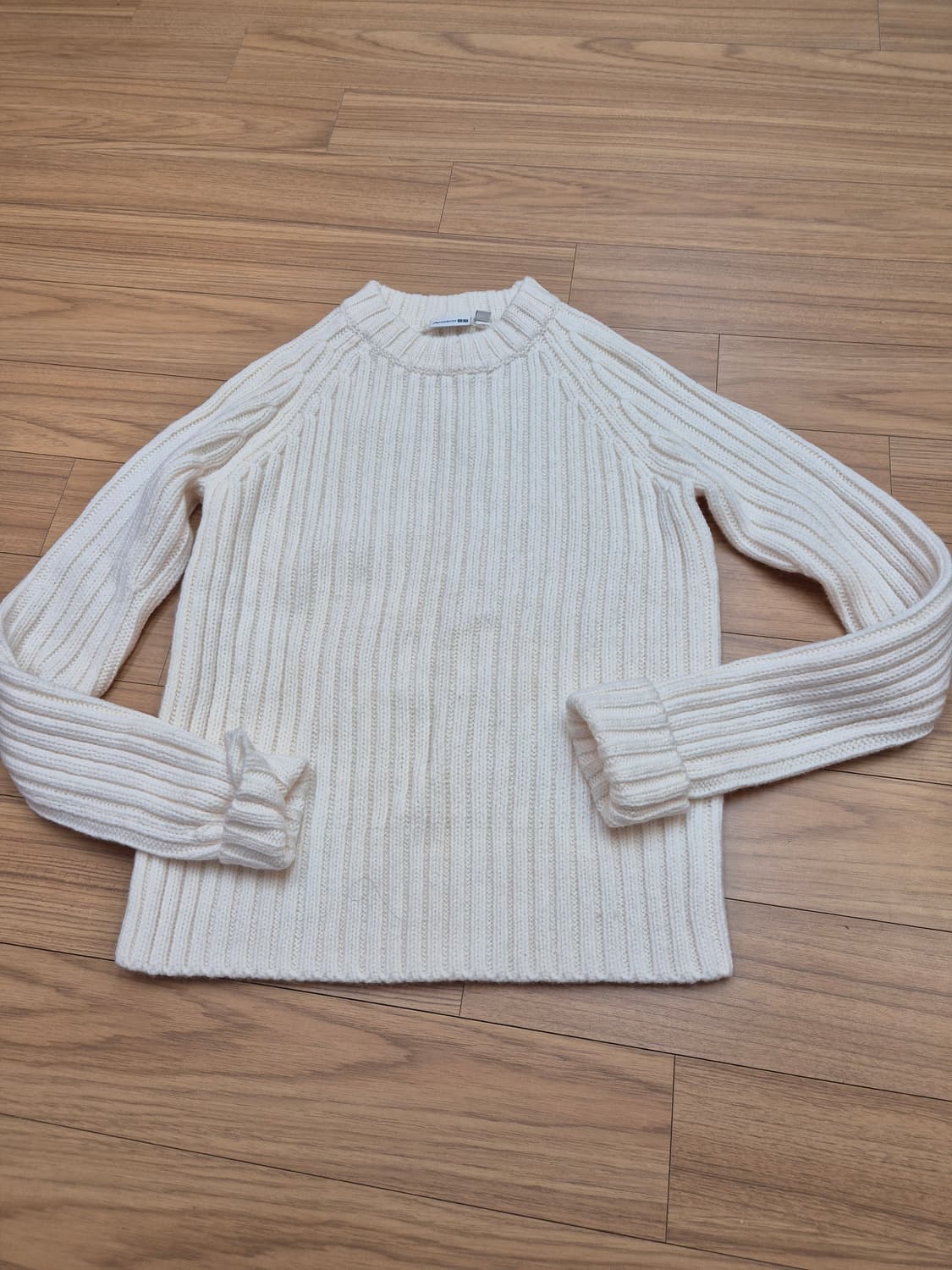 유니클로 JW 앤더슨 콜라보 골지 니트입니다. 아이보리 색상이라 어느 옷 상품이미지1