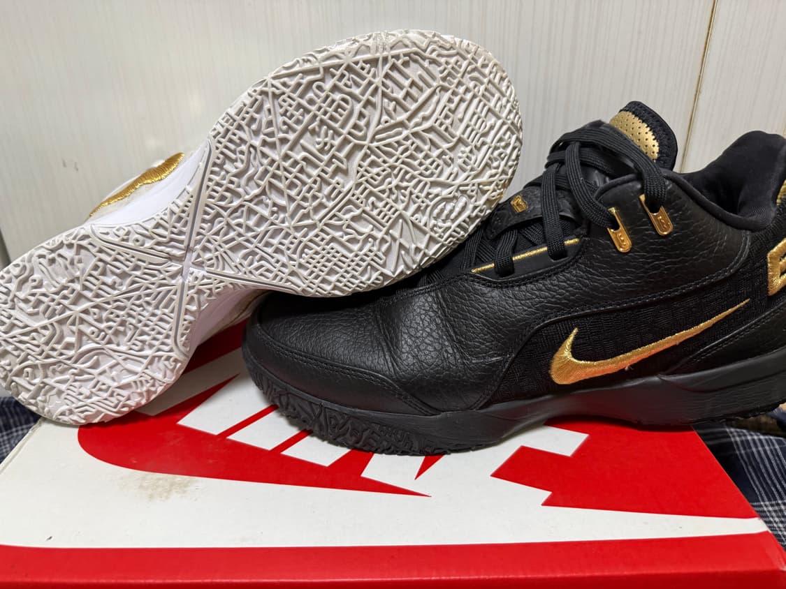 나이키 블랙/화이트 르브론 줌솔져 농구화입니다. 상품이미지4