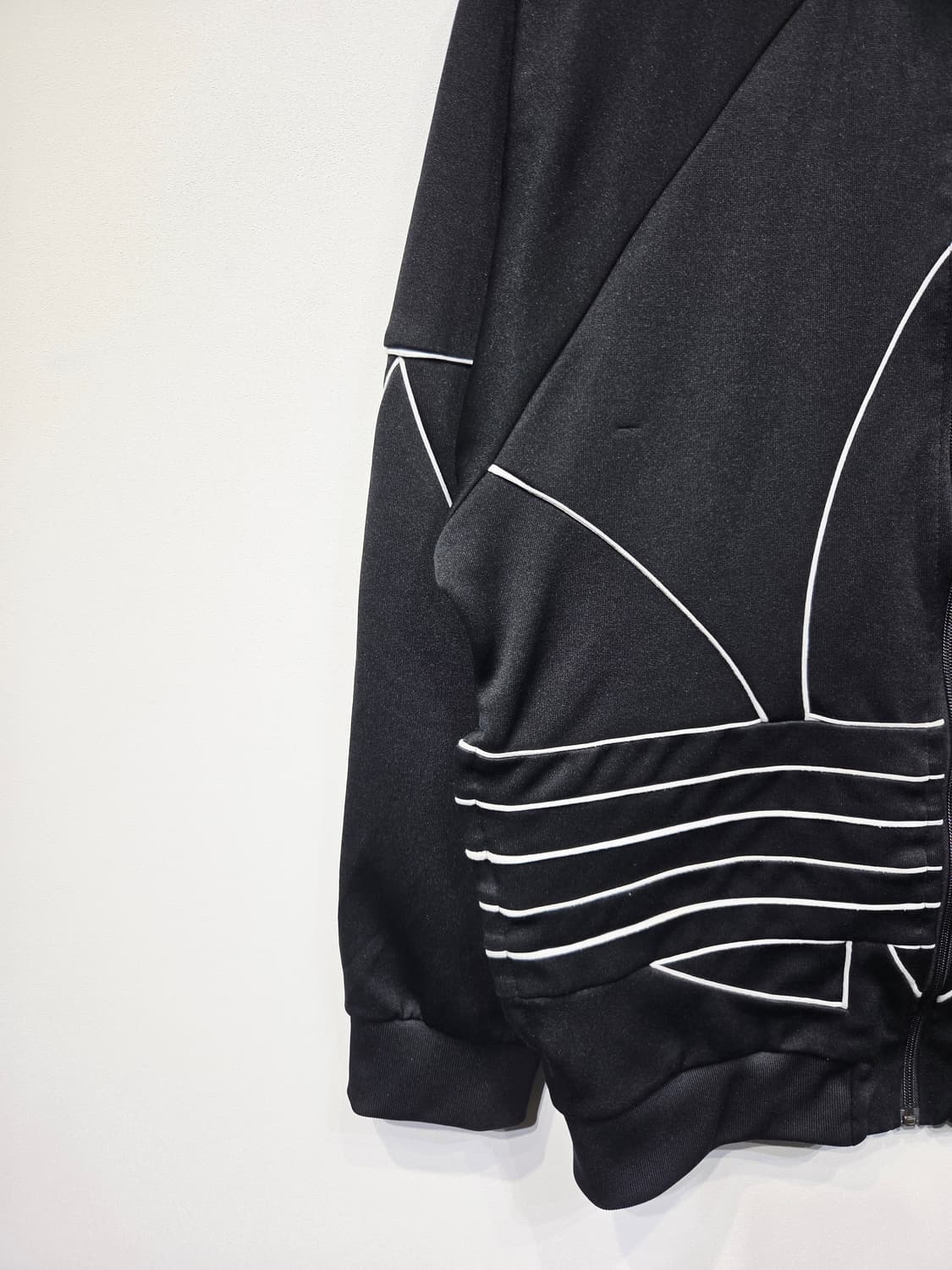 아디다스 오리지널스 빅 트레포일 아웃라인 트랙탑 블랙 상품이미지4