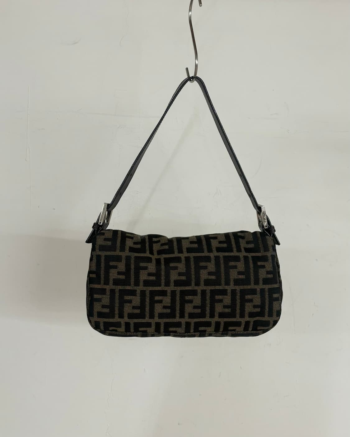 펜디 브라운 주카 패턴 바게트 숄더백 상품이미지4