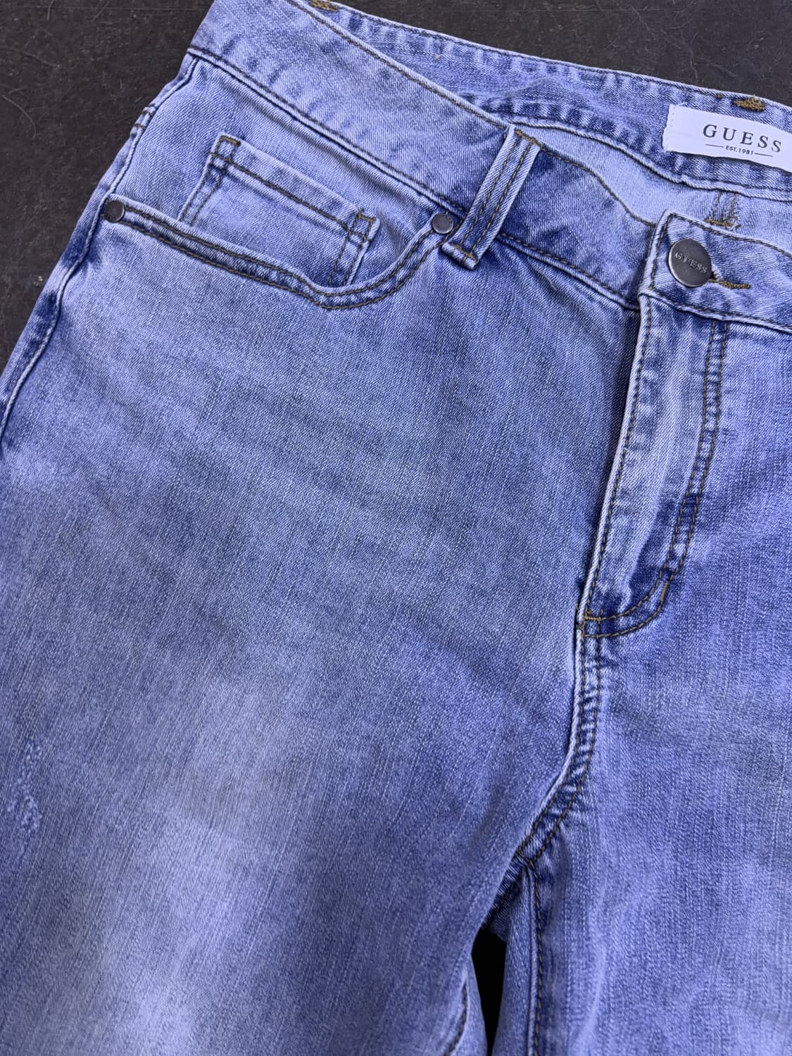 게스 빈티지 데미지 라이트 워싱 스트레이트핏 데님팬츠 33 상품이미지4