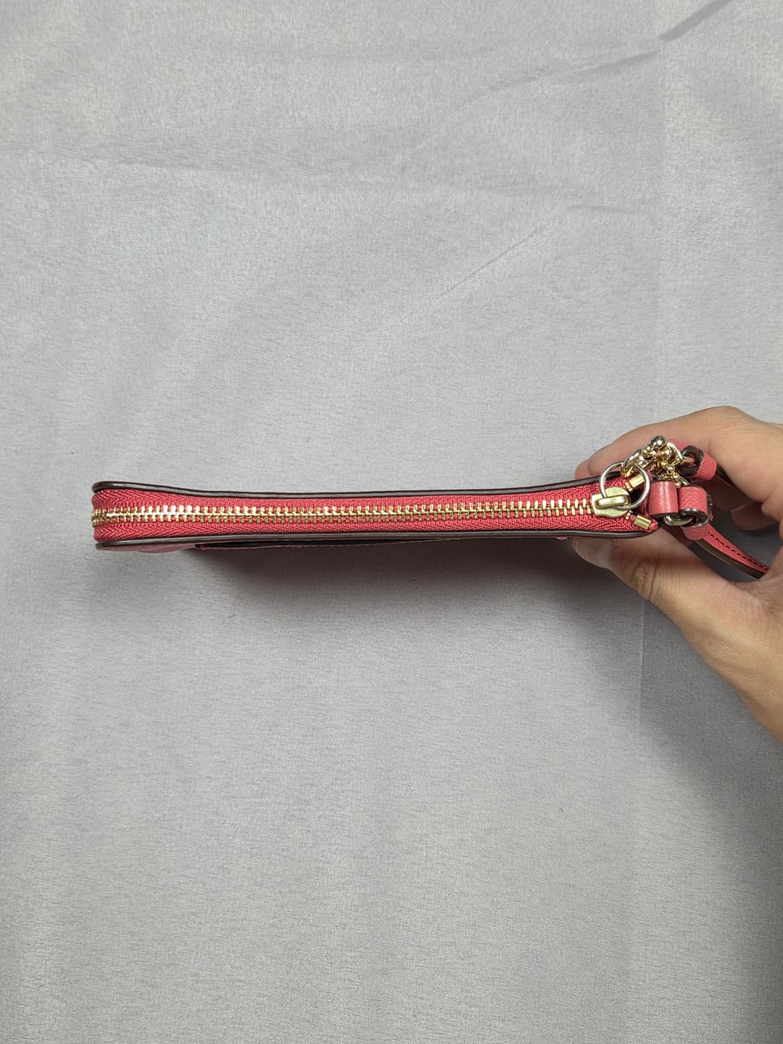 [코치] 크로스그레인 레더 탑 지퍼 스몰 리스트릿 | G00017 상품이미지4