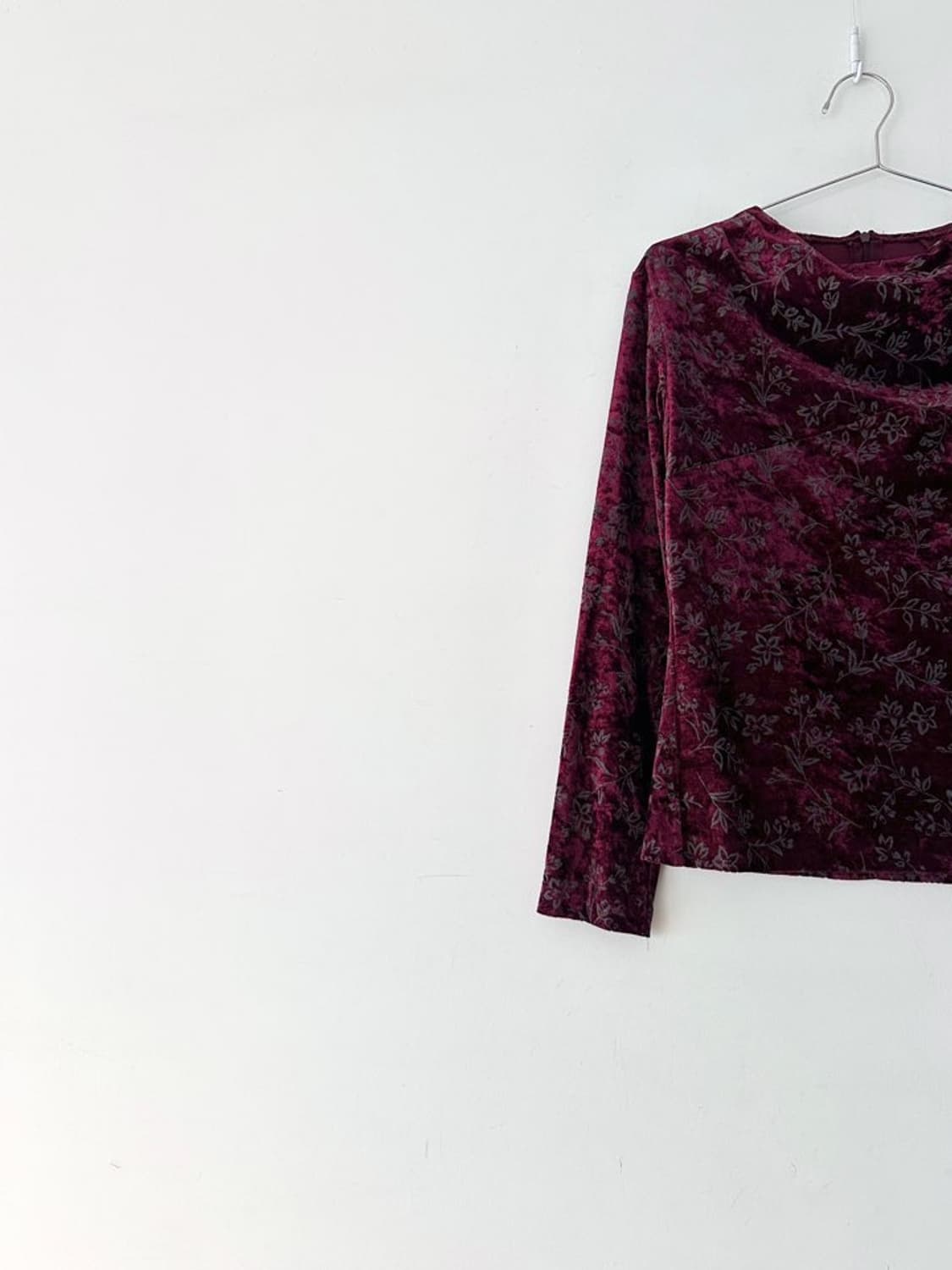 Velvet texture floral top / burgundy 상품이미지5