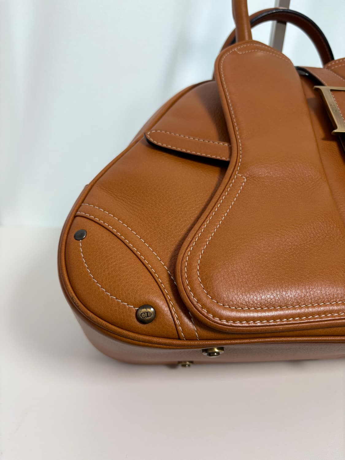 디올 새들 볼러백 카멜 상품이미지3