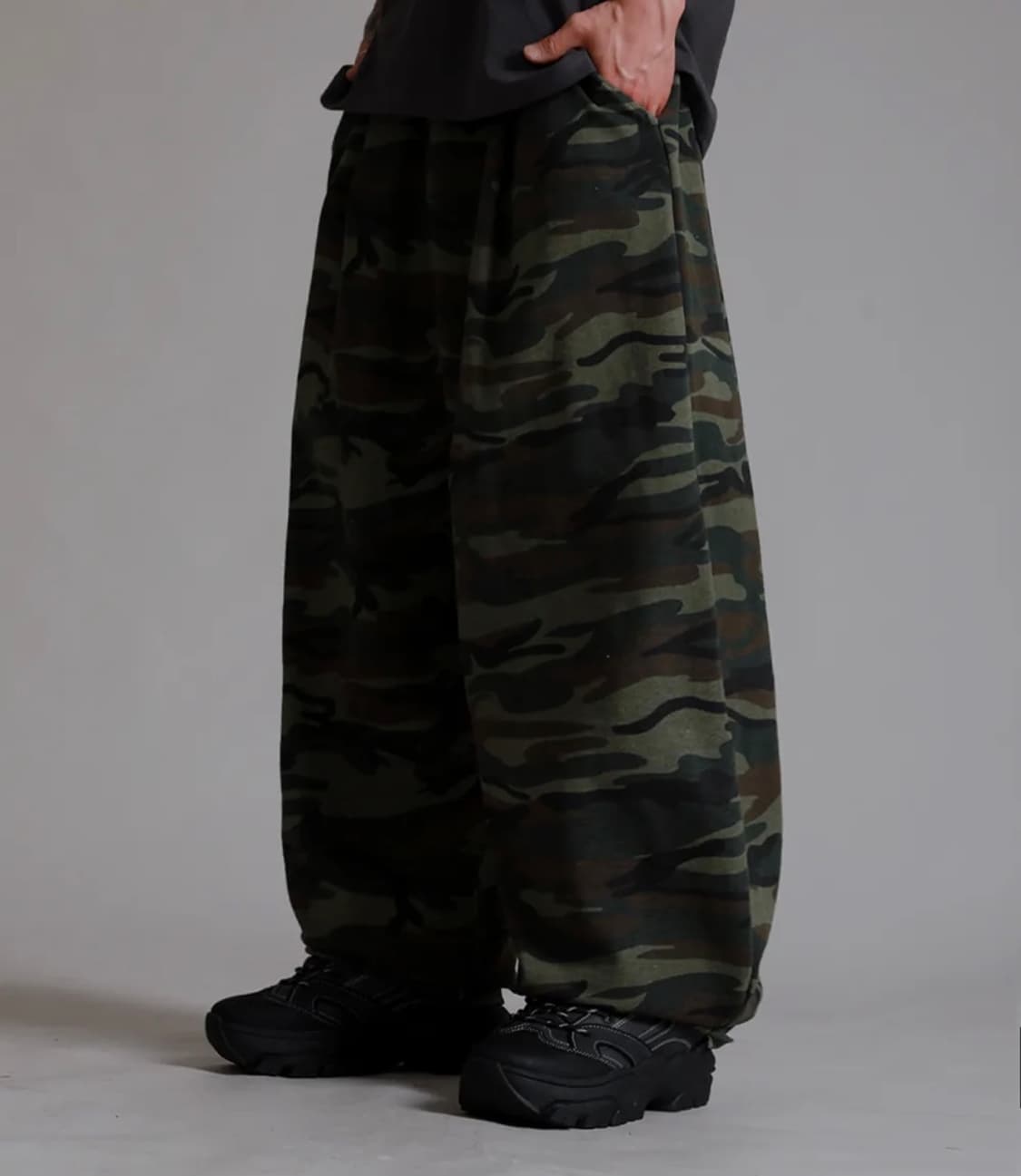 라이크더모스트 트레이닝 핀턱 벌룬 와이드 팬츠 카모 카키 상품이미지1