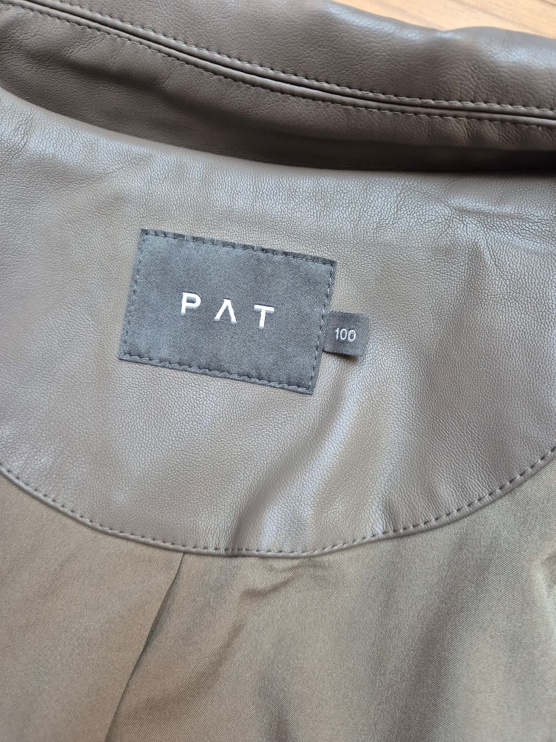 브랜드 PAT 여성 인조 가죽 자켓입니다. 100 사이즈이고, 톤 다운된 상품이미지3