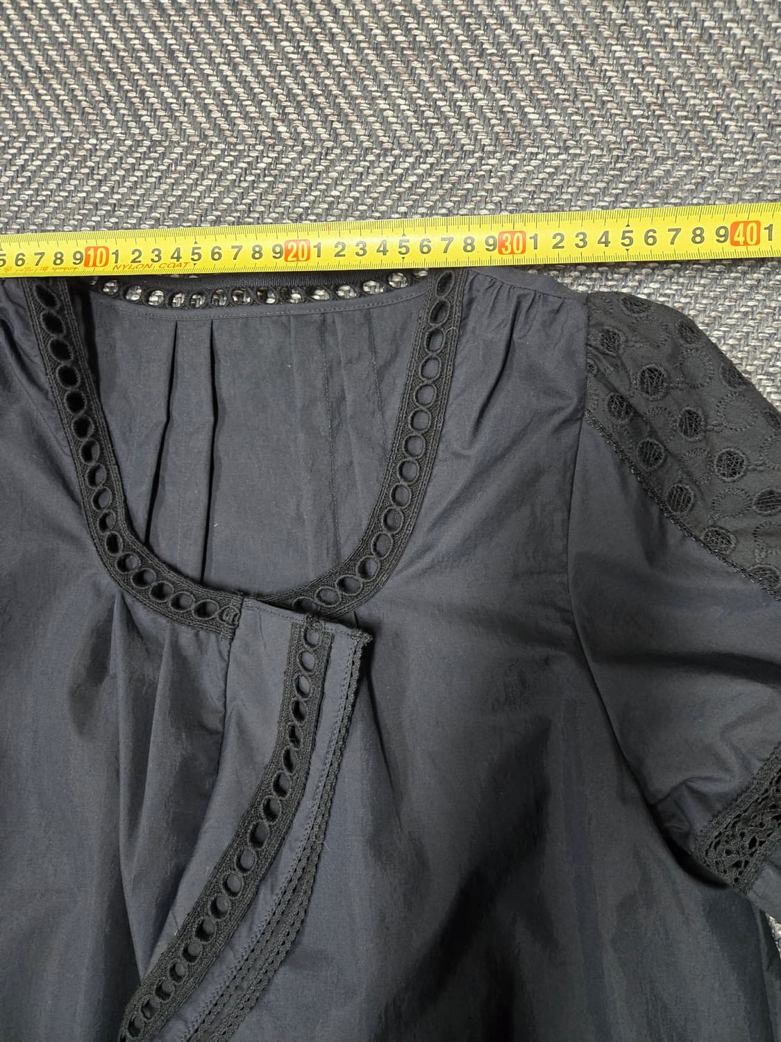 한섬 타임 TIME 블랙 레이스 펀칭 블라우스 상품이미지6